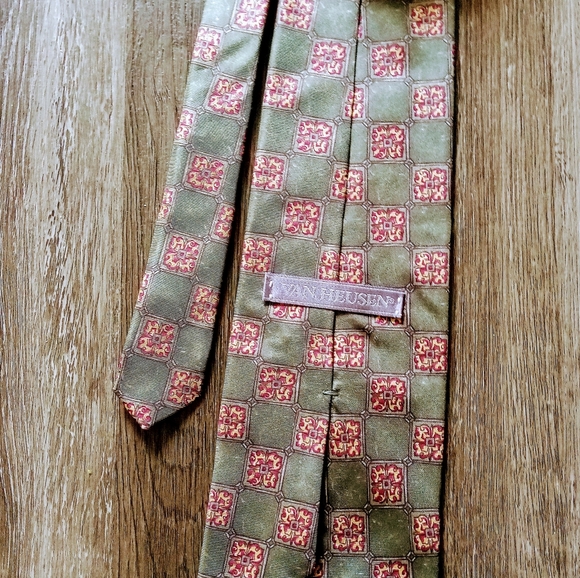 Van Heusen classic tie. All silk made in Mexico, green and golden. $19 - Picture 2 of 5
